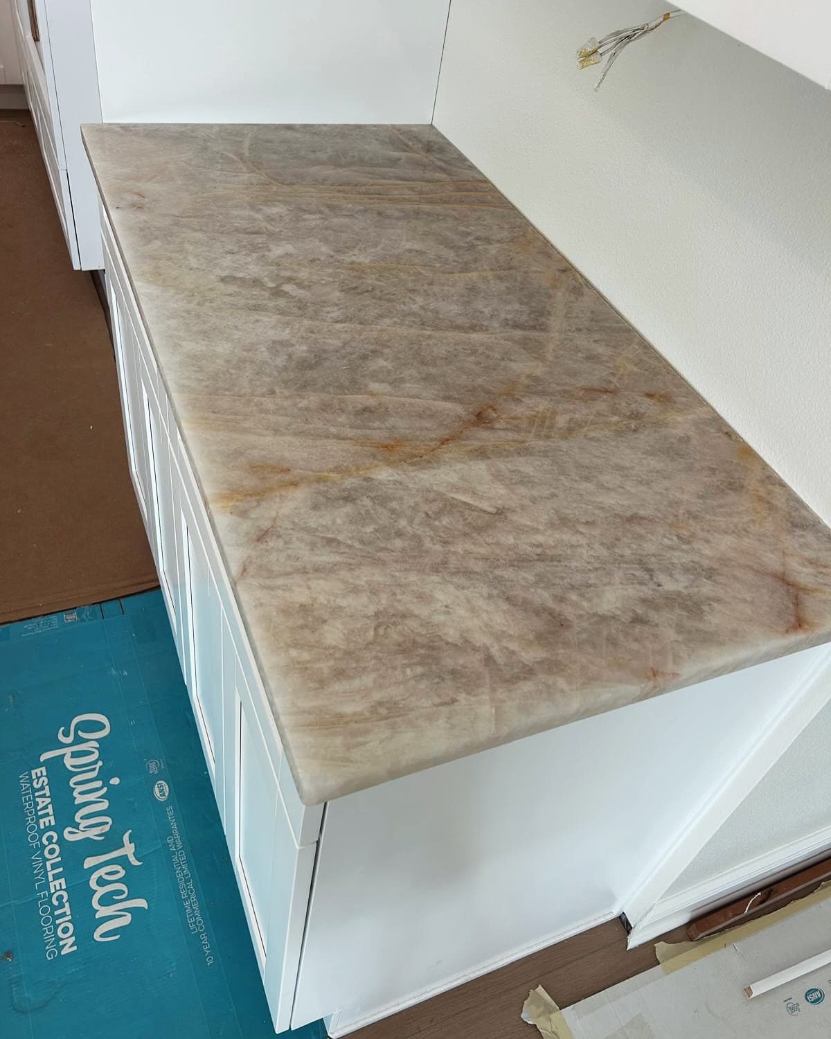 Soft gold quartzite veining, close up